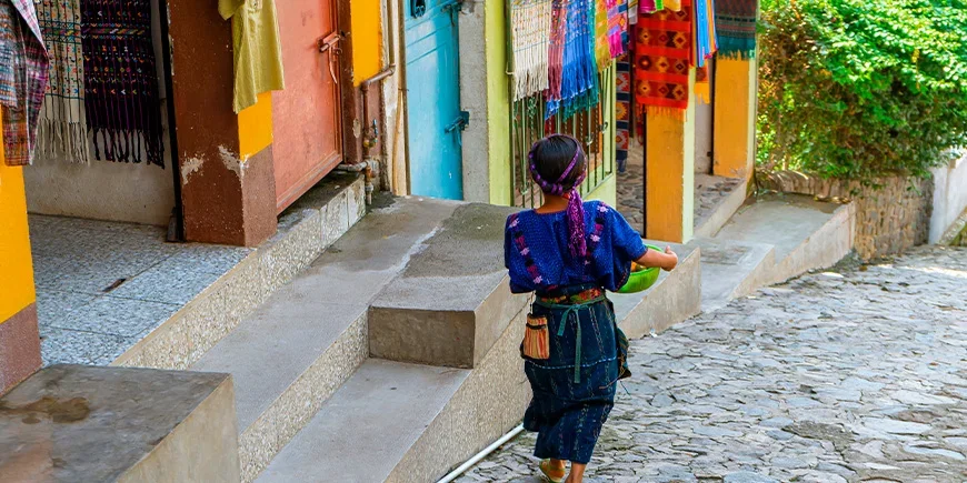 maya-nainen kävelee kadulla Panajachelissa Guatemalassa