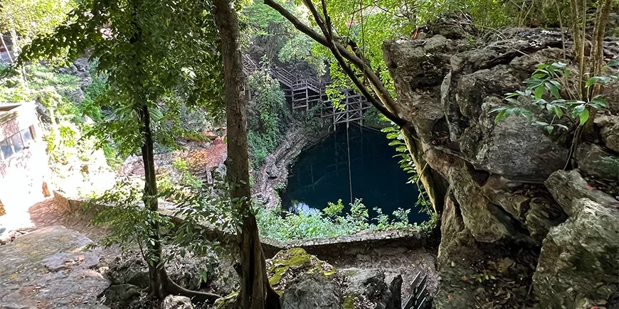 Sisäänkäynti Cenote Zaciin