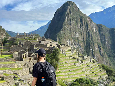 Nainen tutkii Machu Picchua