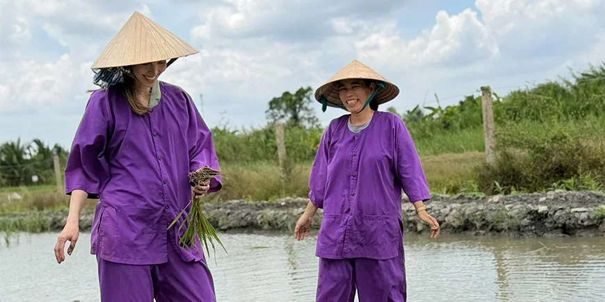 TourCompassin Iida ja vietnamilainen nainen sosiaalisen kestävyyden hankkeessamme Vinh Longissa