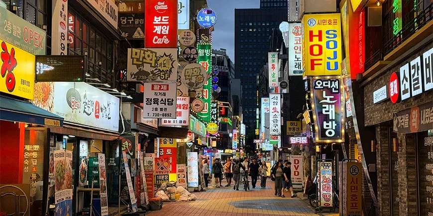 Neonkylttejä Myeongdongissa Soulissa Etelä-Koreassa