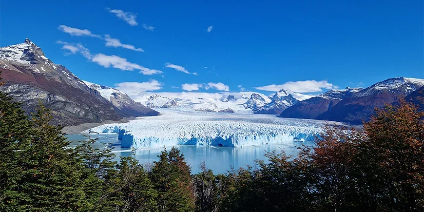 Sininen taivas Perito Morenon jäätikön yllä Los Glaciaresin kansallispuistossa Argentiinassa