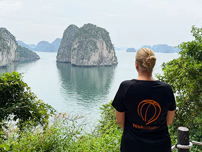 Michelle TourCompassilta ihailee näkymää Bai Tu Longin lahdelle Vietnamissa