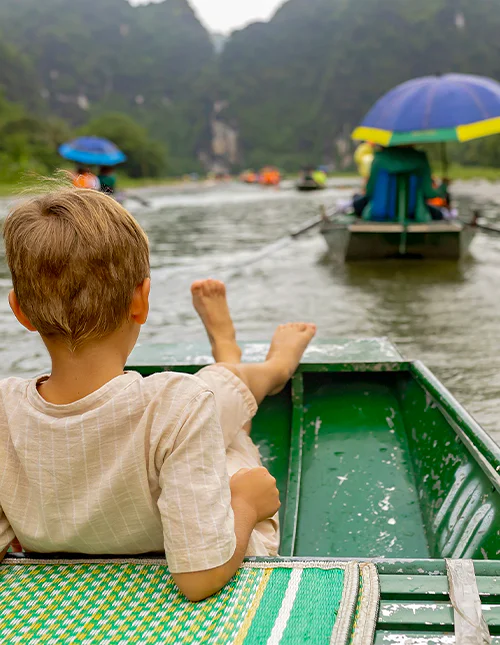 Lapsi nauttii venematkasta Ninh Binhissä, Vietnamissa