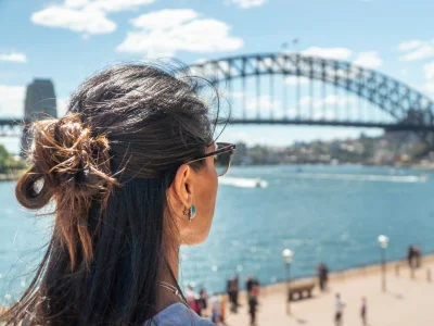 Nainen katselee Sydneyn satamasiltaa Sydneyssä, Australiassa
