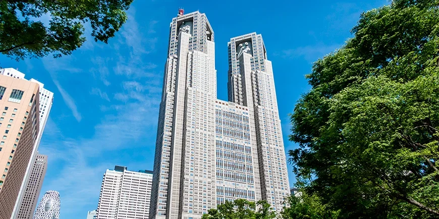 Aurinkoinen päivä Tokyo Metropolitan Government Buildingillä