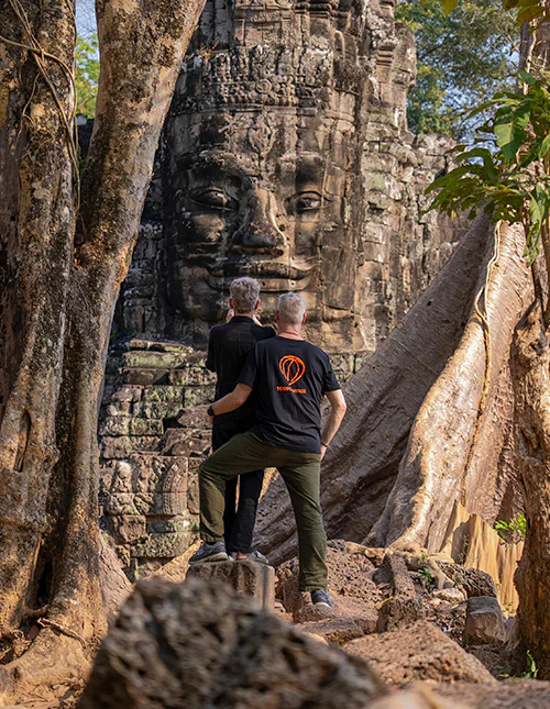 Tutustumassa Kambodžan Angkor Wat -temppelikompleksiin