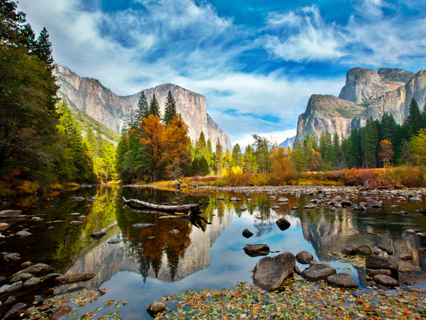 El Capitan ja Merced-joki Yosemiten kansallispuistossa syksyn väreissä