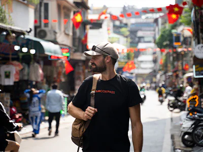 Mies kävelee Hanoissa, Vietnamissa