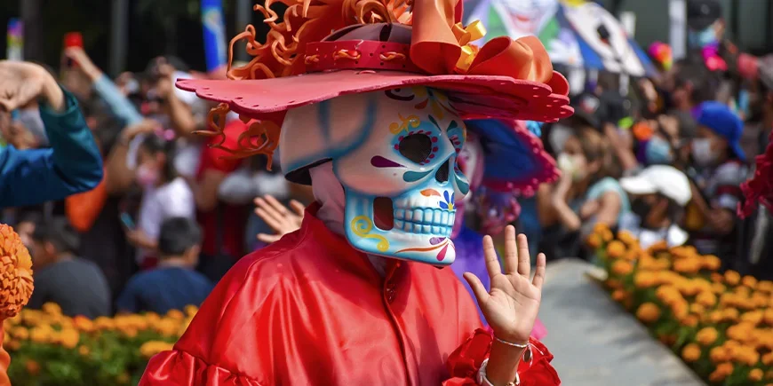 Henkilö pukeutuneena Kuolleiden päivän paraatissa Mexico Cityssä