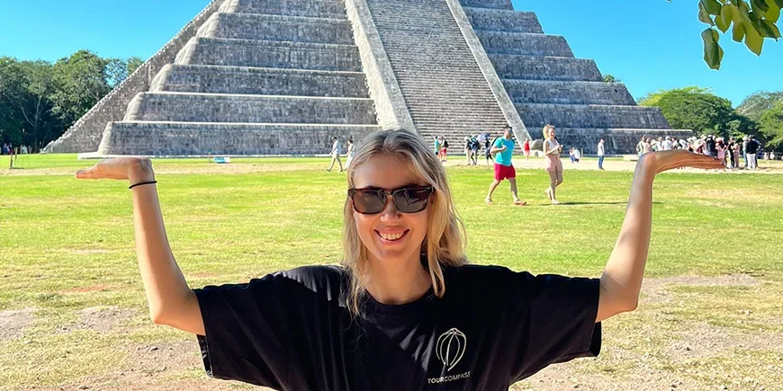Nadia pitää hauskaa Chichén Itzássa
