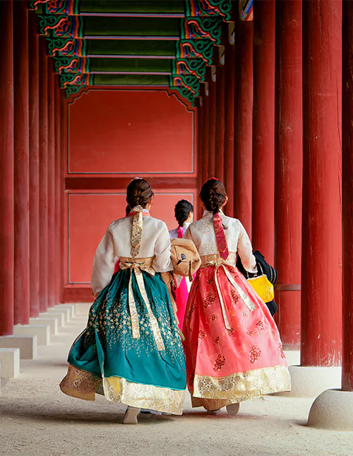 Hanbok-asuihin pukeutuneita tyttöjä Soulissa, Etelä-Koreassa