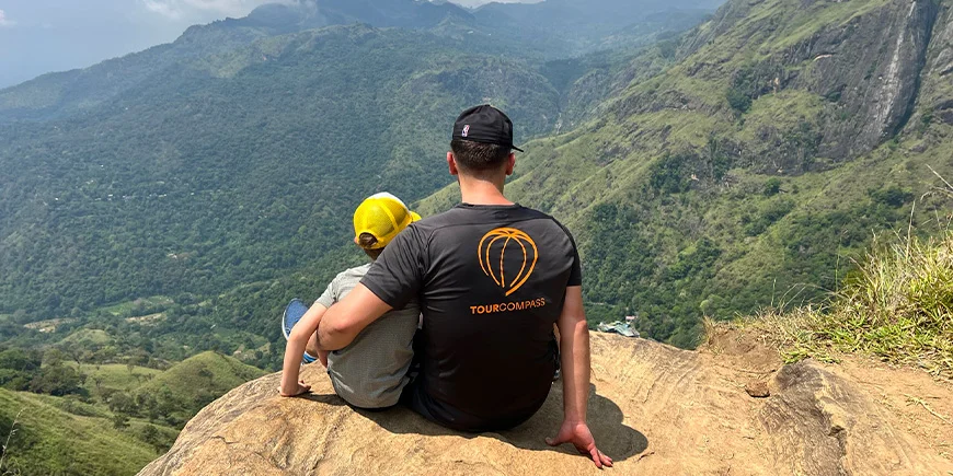 Isä ja poika Little Adam's Peakilla Sri Lankassa