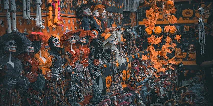 Oranssiin ja mustaan puettuja luurankoja esittelevä näyttely