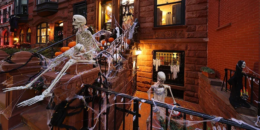 Halloweeniksi luurangoin koristeltu talo New Yorkissa