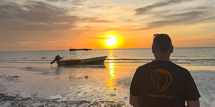 Tom nauttii kauniista auringonlaskusta Isla Holboxissa Meksikossa.