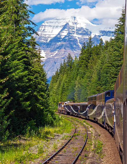 Mount Robsonin huippu kesällä nähtynä Rocky Mountaineer -junasta