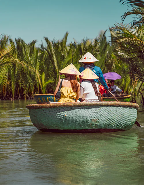 Perinteisellä pyöreällä bambuveneellä risteily Hoi Anissa, Vietnamissa