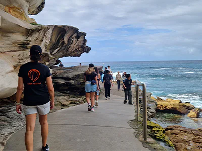 TourCompassin product manager Christina kulkee Coogee–Bondi-rantaa pitkin