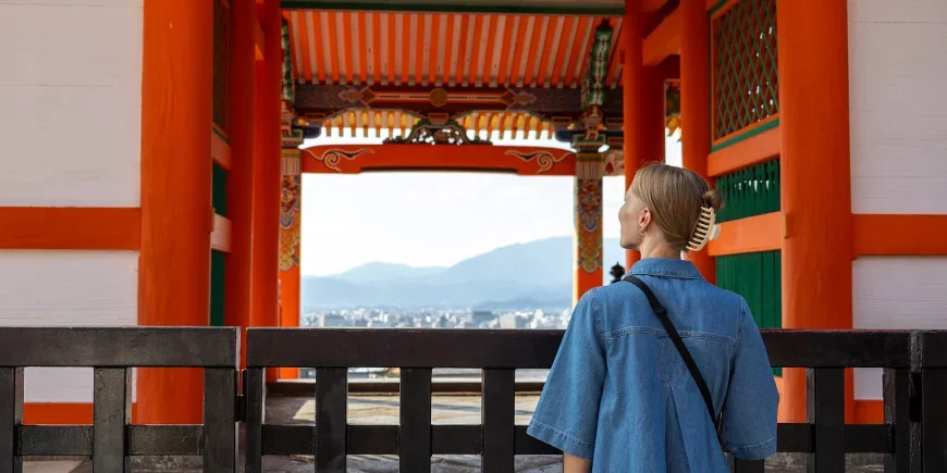 TourCompassin Iida vierailee Kiyomizu-derassa Kiotossa