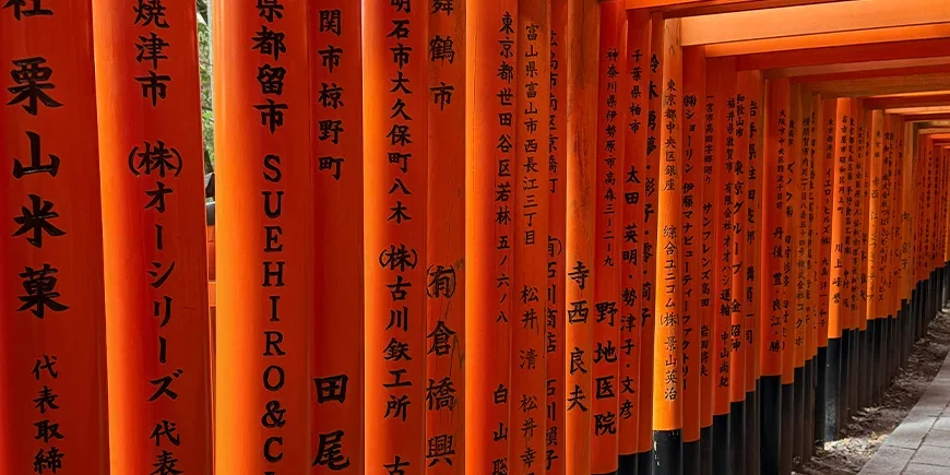 Fushimi Inarin punaiset torii-portit Kiotossa, Japanissa.