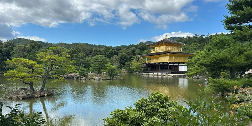 Kultainen paviljonki eli Kinkaku-ji aurinkoisena päivänä Kiotossa