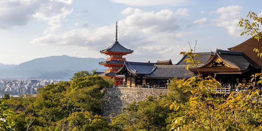 Näkymä kauniiseen Kiyomizu-deran temppeliin ja Kiotoon
