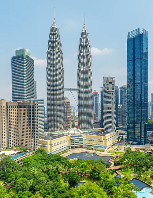 Näkymä KLCC-puistoon ja Kuala Lumpurin siluettiin Malesiassa.