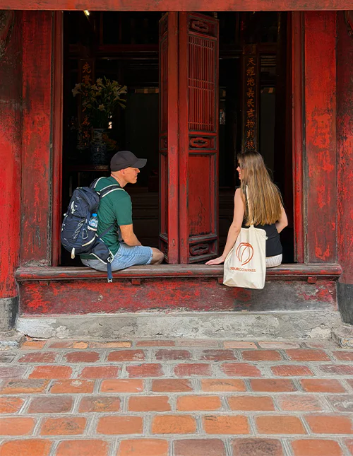 Mies ja nainen kirjallisuuden temppelissä Hanoissa Vietnamissa