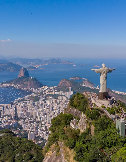 Ilmakuva Kristus Vapahtaja -patsaasta ja Rio de Janeirosta Brasiliassa