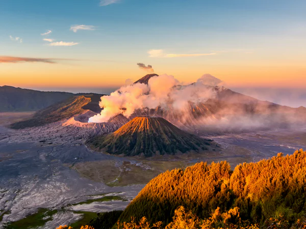 Auringonnousu Mount Brolla Javan saarella Indonesiassa