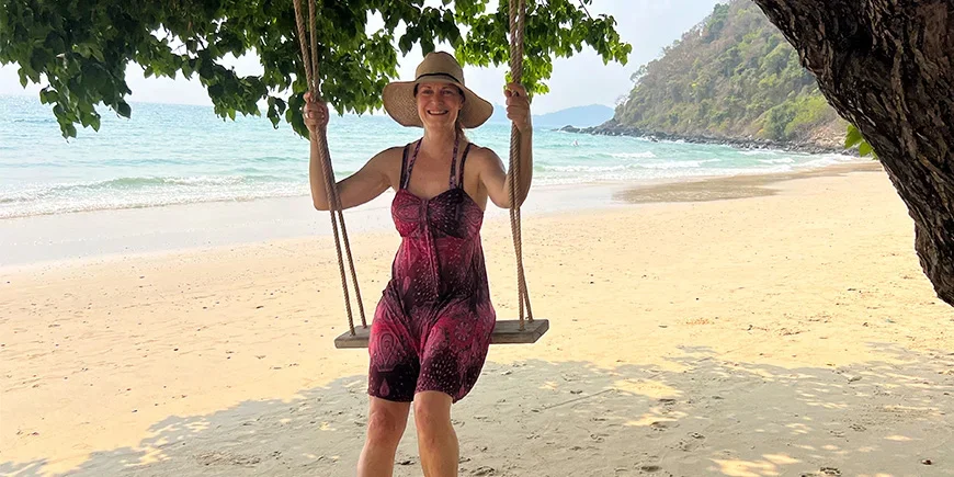 Kollegamme Britta keinumassa rannalla Koh Sametilla