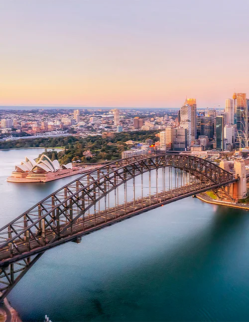 Ilmakuva violetin sävyn peittämästä Sydneyn Harbour Bridgestä.