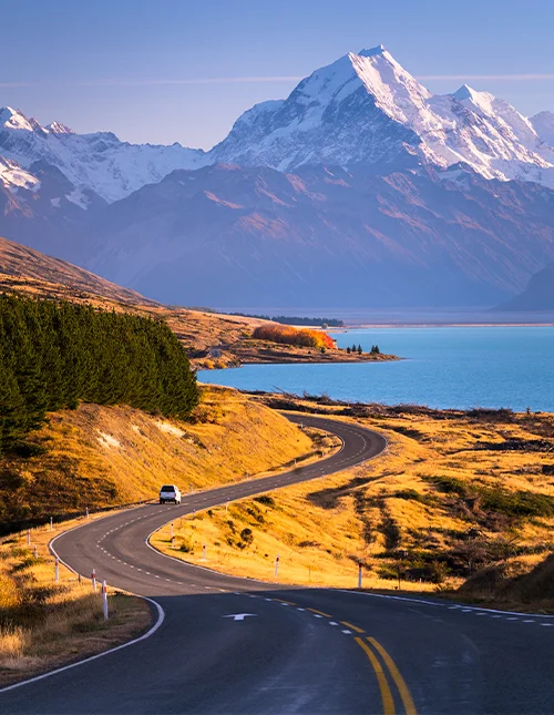 Uuden-Seelannin Eteläsaarella Mount Cook kohoaa korkealle Pukaki-järven sinisen veden ylle.