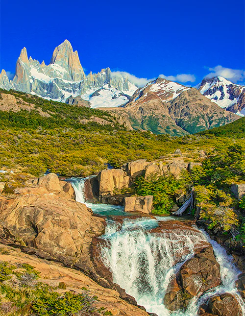 Patagonian luonnon maisemia ja taustalla kohoava majesteettinen Fitz Roy -vuori