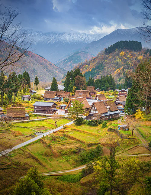 Näkymä vuoristokylään Shirakawa-goon
