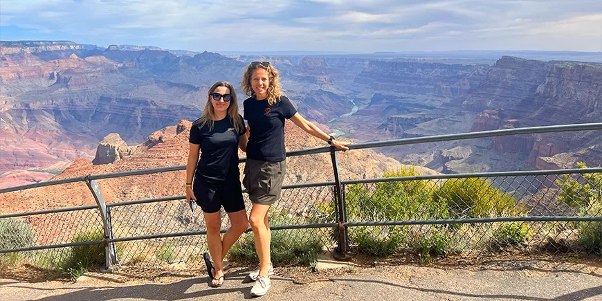 Kaksi naista seisoo näköalapaikalla Grand Canyonissa Yhdysvalloissa