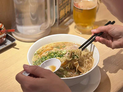 Naiset syövät rameniä Japanissa