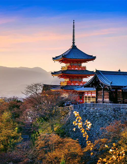 Auringonlasku Kiyomizu-temppelin yllä Kiotossa, Japanissa