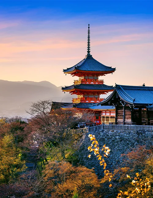 Auringonlasku Kiyomizu-temppelin yllä Kiotossa, Japanissa