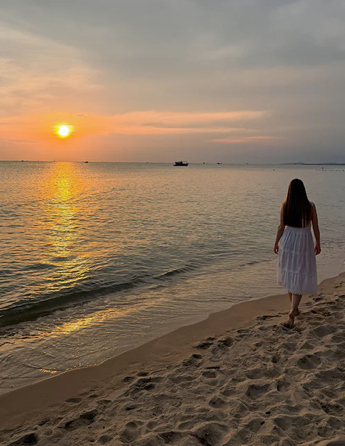 Auringonlasku Phu Quocin saaren rannalta, Vietnam