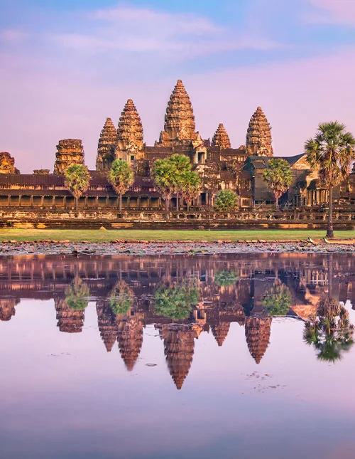 Angkor Watin temppeli heijastuu veteen auringonnousun aikaan