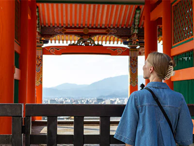 TourCompassin Iida vierailee Kiyomizu-derassa Kiotossa