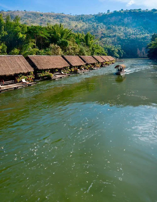 Kelluva resort Kwai-joen varrella, Thaimaa.