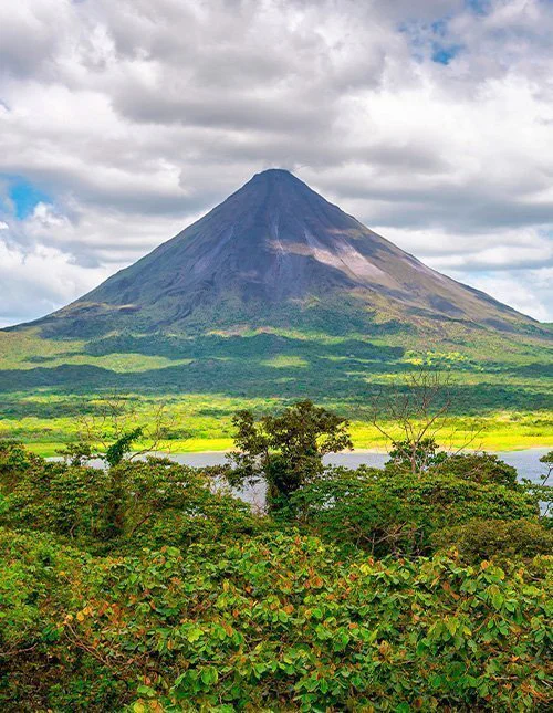 Upea näköala Costa Rican kauniiseen luontoon, taustalla savuava Arenal-tulivuori