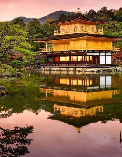 Kioto, Japani – Kultainen paviljonki hämärän aikaan.