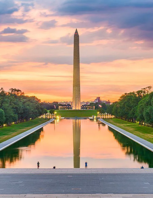 Washington-monumentti heijastusaltaan äärellä Washington DC:ssä, Yhdysvalloissa aamunkoitteessa.