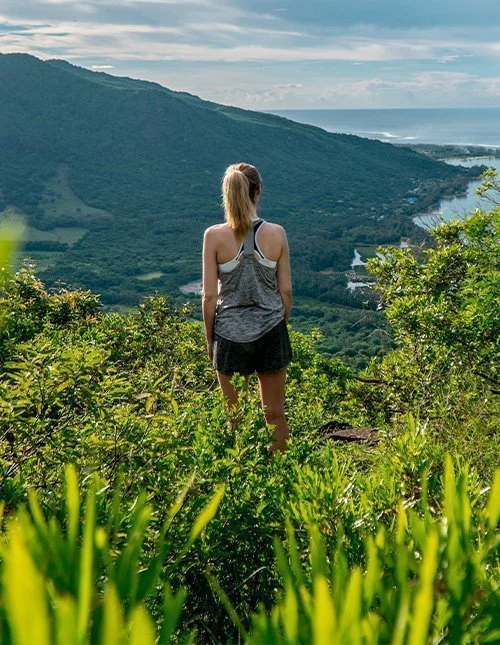 Nainen katselee Le Morne Brabantin yli Mauritiuksella