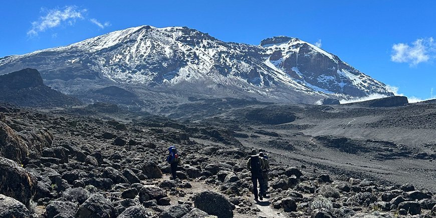 Ryhmä kiipeää Kilimanjarolle