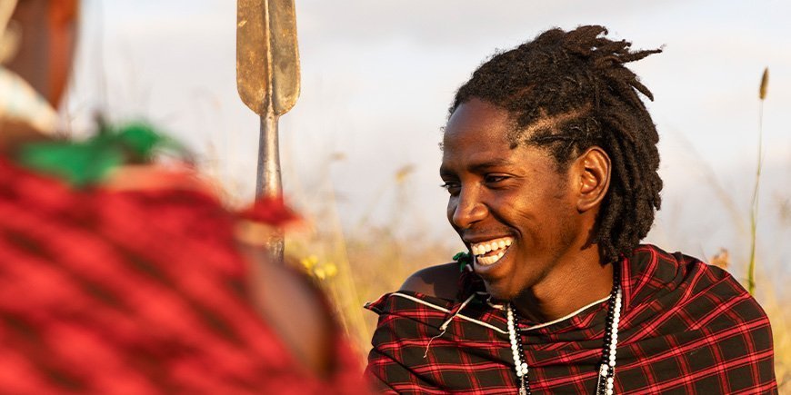 Muotokuva masai-miehestä Osiligilai Maasai-lodgessa Tansaniassa